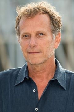 Charles Berling interpreta Bernard