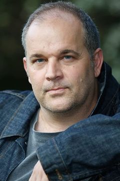 Richard Barlow interpreta Older Cop
