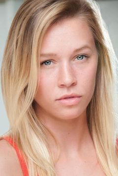 Ashlyn McEvers interpreta Student (uncredited)