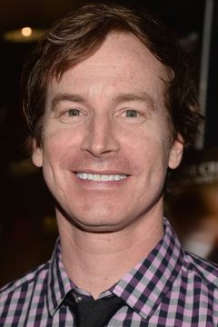 Rob Huebel interpreta Mr. Marcus