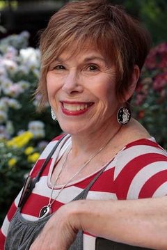 Mona Marshall interpreta Additional Voices (voice)