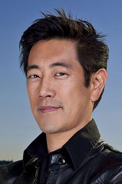 Grant Imahara interpreta Lodge