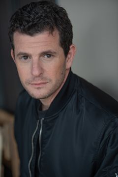 Dennis Staroselsky interpreta Robert Barton