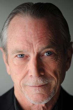 Greg Lucey interpreta Frank's Stepfather