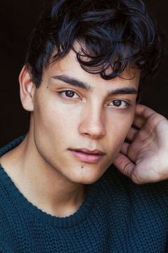 Evan Evagora interpreta Nick Taylor