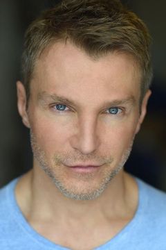 Martin Samuel interpreta Male Dancer