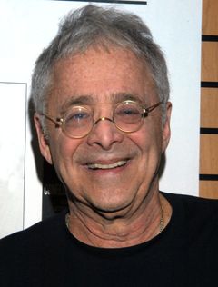 Chuck Barris interpreta Self