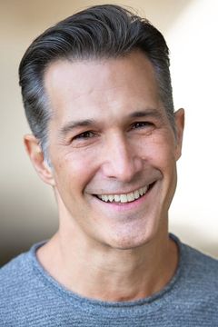 Rick Pasqualone interpreta News Anchor