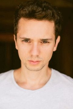 Sasha Feldman interpreta Hollis