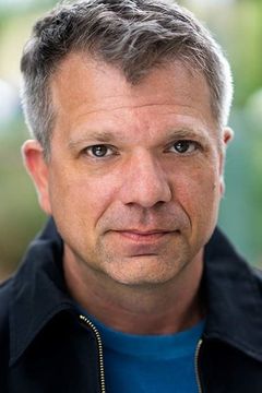 Chet Grissom interpreta Paramedic