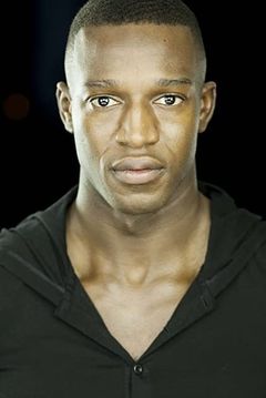 Stephen Adekolu interpreta Police Officer