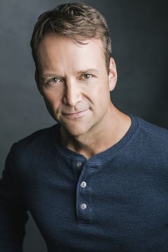 Scott McAdam interpreta Photographer