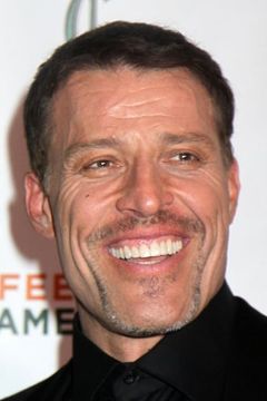 Anthony Robbins interpreta Alien on TV Monitor (uncredited)