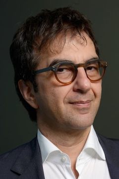 Atom Egoyan interpreta O'Malley Director #1