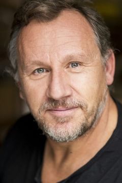 Andrew Grainger interpreta Clive