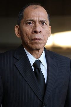 Pedro López interpreta Chief