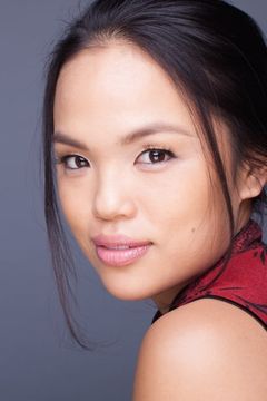 Nikki SooHoo interpreta Holly