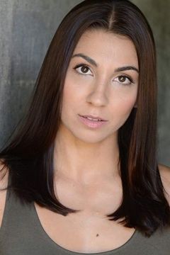 Maya Santandrea interpreta Latina Hostage