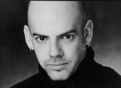 Lawrence Feeney interpreta Scary Dude