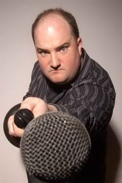 Darren Frost interpreta Janitor