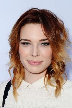 Chloe Dykstra interpreta Young Couple at Diner