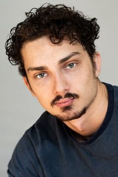 Charles Champagne interpreta Cedric Beauville