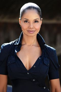 Robin Bobeau interpreta Cassie