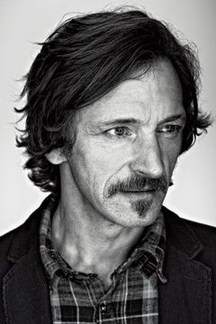 John Hawkes interpreta Hank Prior