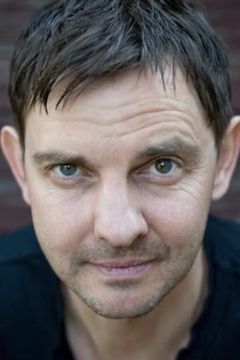 Steven Merting interpreta Tom Borkmann
