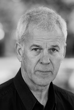 Sam Dale interpreta Priest