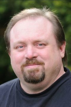 Michael Roberds interpreta Deputy Hatcher