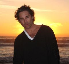 Jonathan Baker interpreta Barry