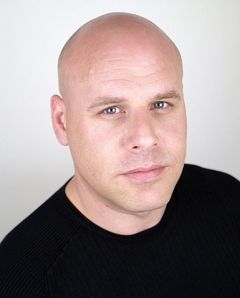 Christopher Fosh interpreta Bricktop's Henchman (uncredited)