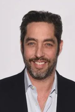 Nick Loeb interpreta Andrew Herzberg