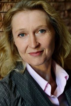 Inga R. Kammerer interpreta Old woman