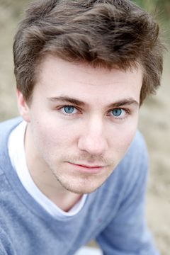 Will Husbands interpreta Photographer
