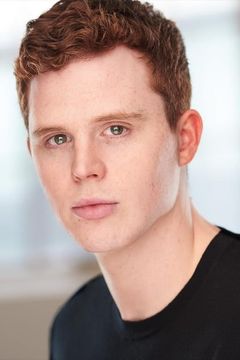 Evan Marsh interpreta Burke Breyer