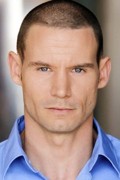 Jonathan Camp interpreta Craine Operative Cameron