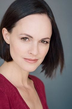 Susan May Pratt interpreta Amy