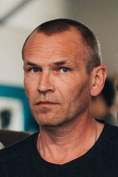 Carl Ernouf interpreta Opj