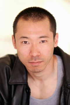 Dennis Y. Takeda interpreta Newspaper Reporter