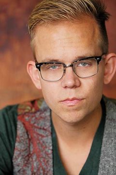 Emil Helt interpreta Little Kid
