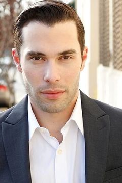 Richie Chance interpreta Aide John