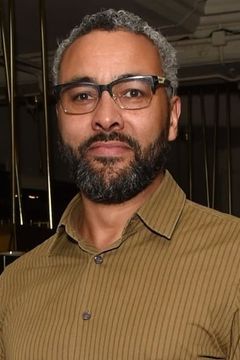 Christopher Colquhoun interpreta Dr. Anthony Carmichael