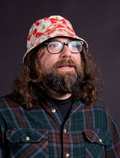 Chris Prynoski interpreta Quiet Smurf / Way Back There Smurf / Shark Taming Smurf (voice)