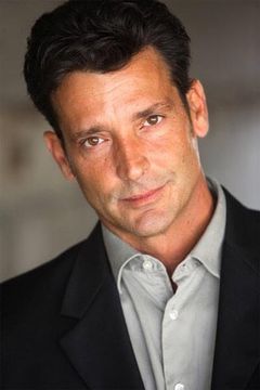 Robert Torti interpreta Michael Hunt