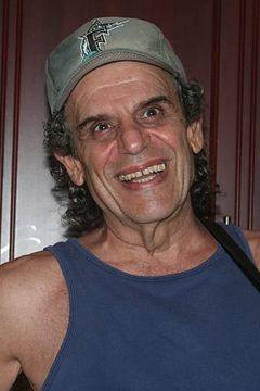 Jay Rasumny interpreta Street Vendor (uncredited)