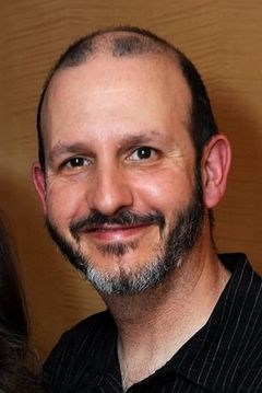 Keith Gordon interpreta Arnie Cunningham