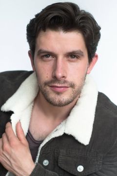 Sergio Rogalto interpreta Male Bellhop
