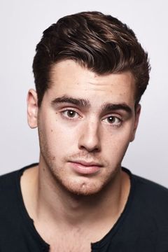 Aidan Shipley interpreta Albert